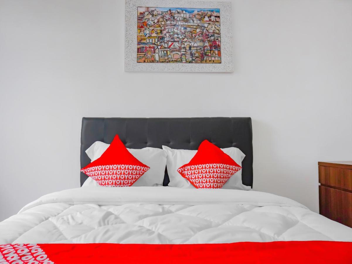 Oyo 90241 Sirooms Apartmen Gunung Putri Богор Экстерьер фото